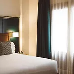 Honest Granada Apartments * غرناطة